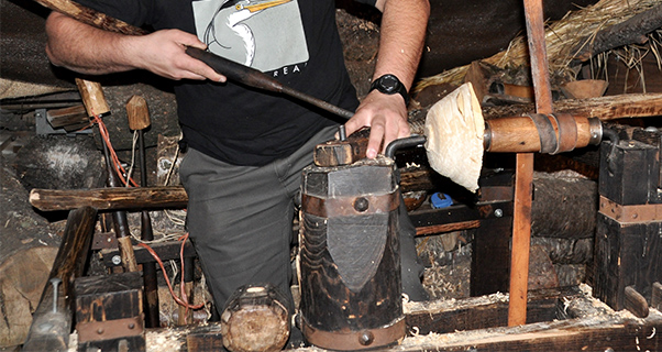 cunqueiru artesanía en mader cuencos ecoturismo en fuentes del narcea quei vitorino asturias muniellos